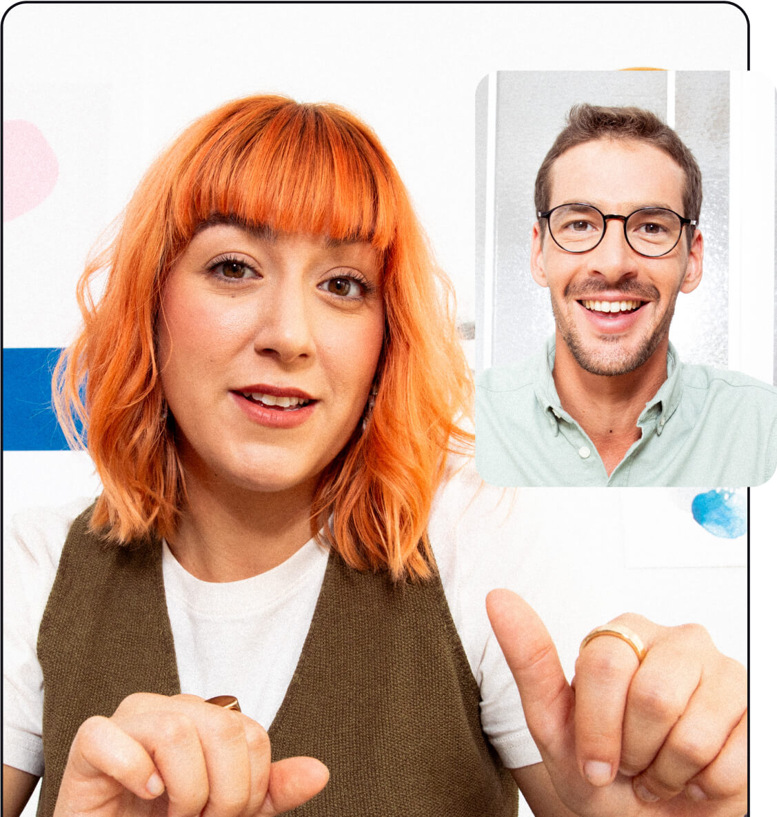 Mężczyzna z krótkimi włosami i w okularach siedzi przy biurku i pisze długopisem. Ma na sobie jasnozieloną koszulę zapinaną na guziki i wygląda na to, że pracuje na laptopie