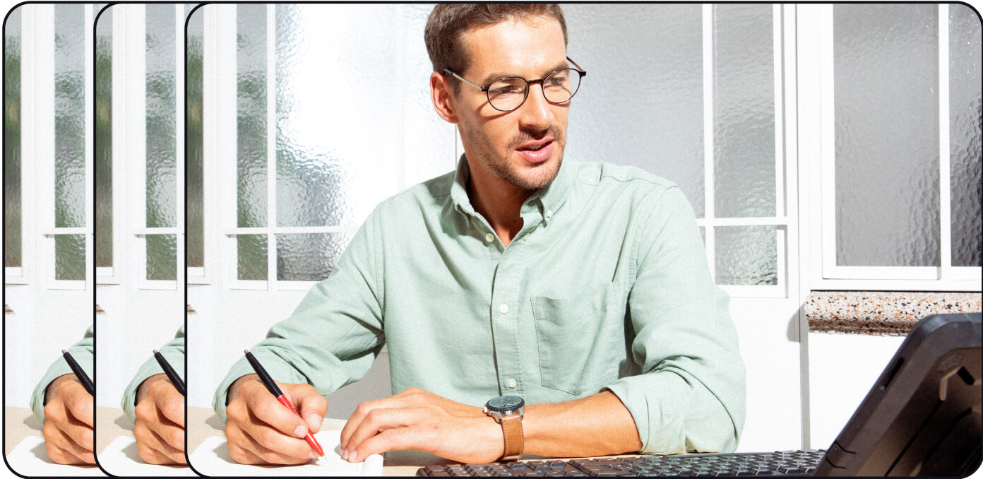 Podzielony obraz przedstawiający dwie osoby. Po lewej stronie znajduje się kobieta w jasnopomarańczowych włosach, uśmiechająca się do kamery, ubrana w białą koszulę i ciemną kamizelkę. Po prawej stronie znajduje się mniejszy obraz mężczyzny z krótkimi włosami i okularami, ubranego w jasnozieloną koszulę i uśmiechającego się szeroko.